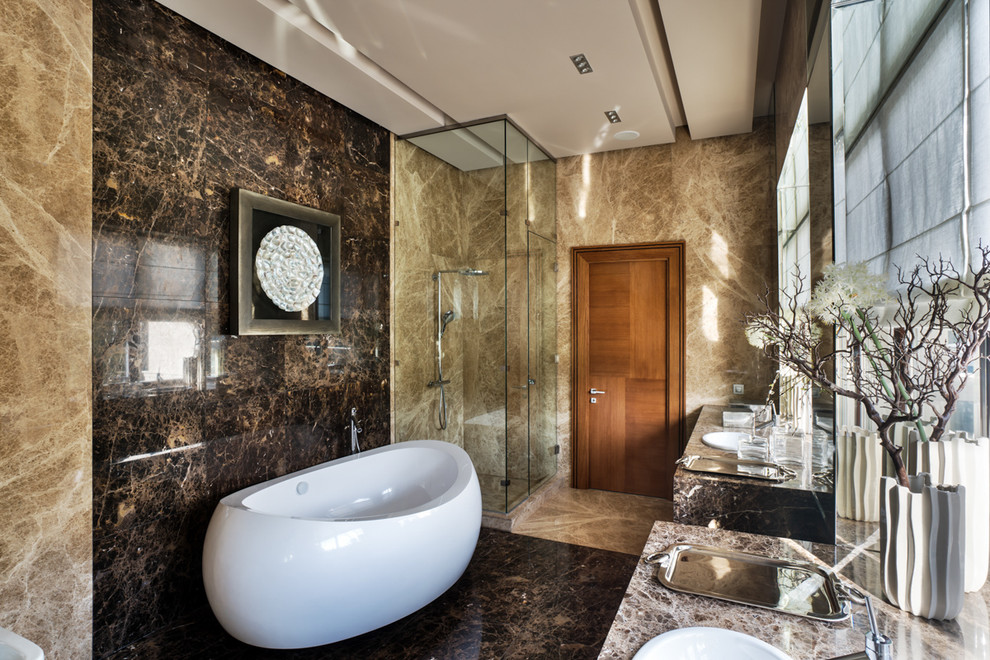 Свежая идея для дизайна: главная ванная комната в современном стиле с угловым душем, коричневыми стенами, накладной раковиной, отдельно стоящей ванной, коричневой плиткой, плиткой из листового камня, мраморным полом и душем с распашными дверями - отличное фото интерьера