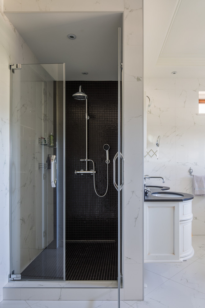 Modern inredning av ett badrum med dusch, med en dusch i en alkov