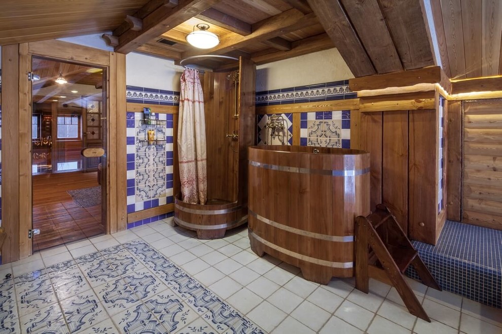 На фото: ванная комната в стиле кантри с угловым душем и шторкой для ванной