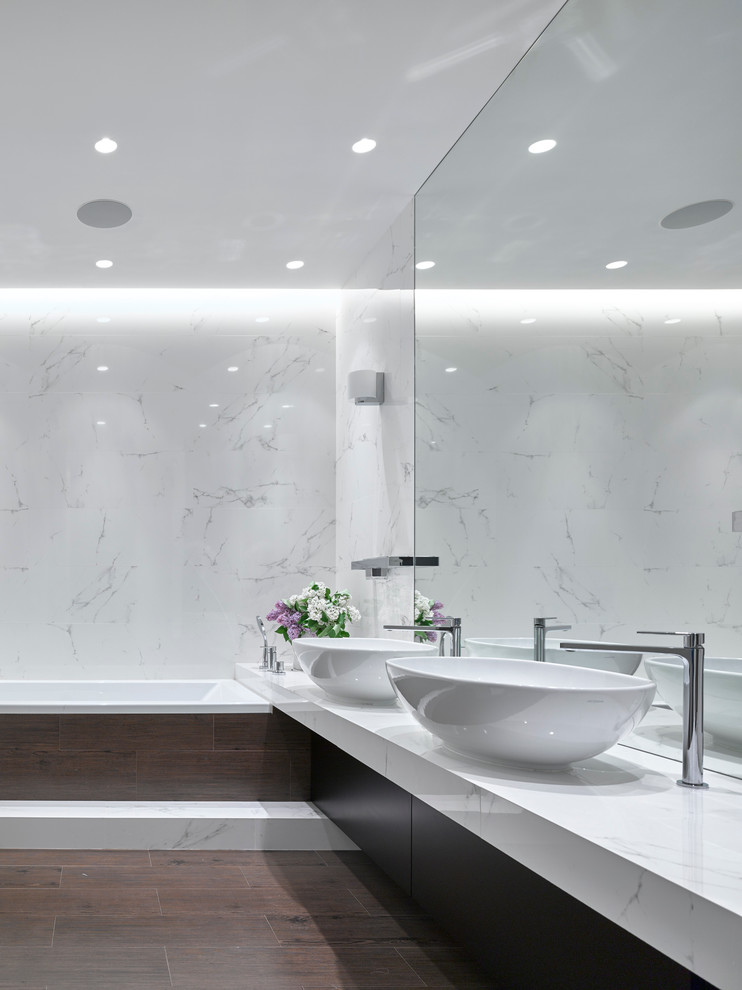 На фото: главная ванная комната в современном стиле с белыми стенами и настольной раковиной