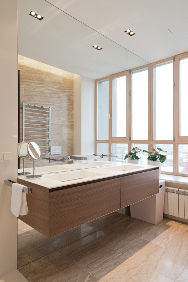 На фото: главная ванная комната среднего размера в современном стиле с монолитной раковиной, плоскими фасадами, бежевой плиткой, бежевыми стенами, темными деревянными фасадами и окном