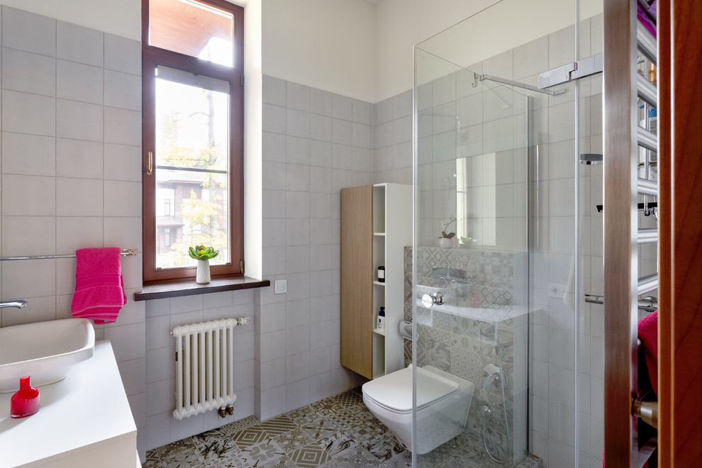 Diseño de cuarto de baño único con ducha a ras de suelo, suelo de baldosas de cerámica, aseo y ducha, ducha con puerta con bisagras y cuarto de baño