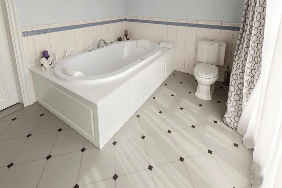 Идея дизайна: главная ванная комната в стиле неоклассика (современная классика) с накладной ванной, белой плиткой, синими стенами и белым полом
