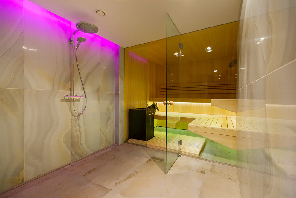 Moderne Sauna mit offener Dusche in Sankt Petersburg