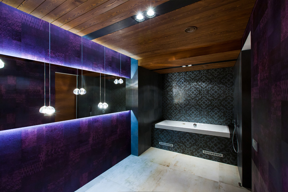 Modernes Badezimmer mit Badewanne in Nische, schwarzen Fliesen und offener Dusche in Sankt Petersburg