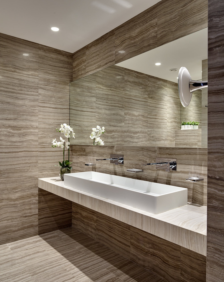 Exemple d'une salle de bain tendance avec un mur beige et une grande vasque.