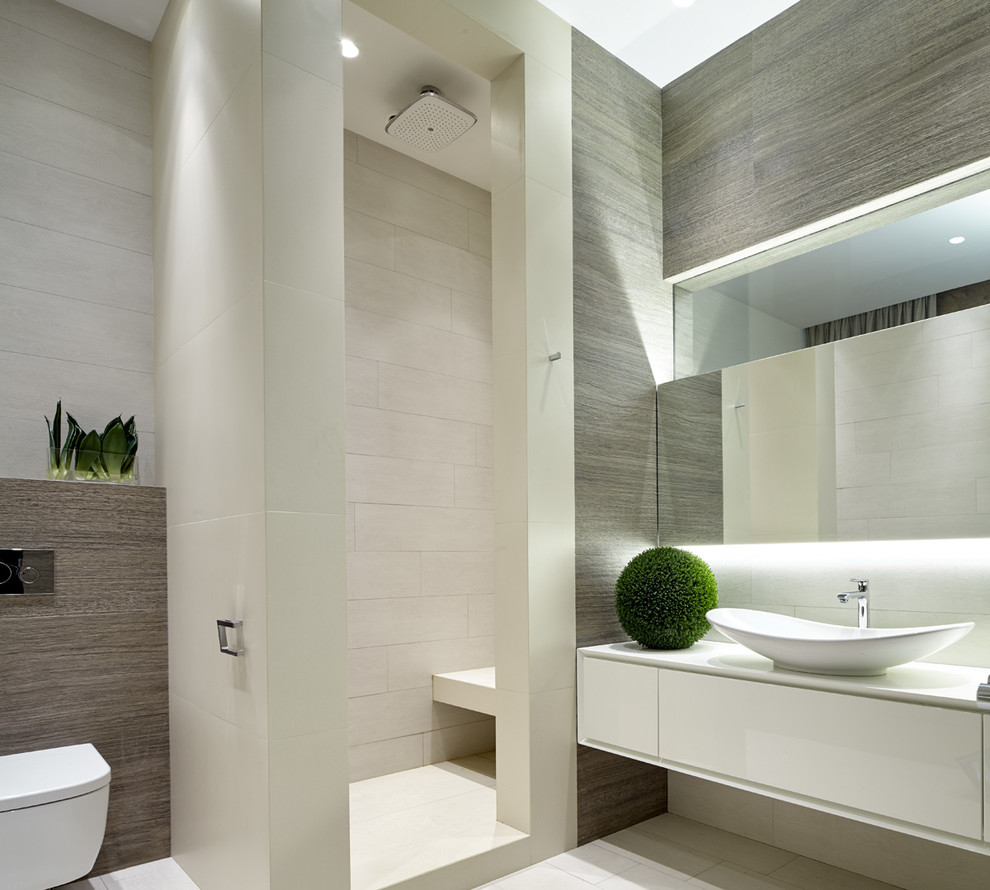 Свежая идея для дизайна: ванная комната в современном стиле с плоскими фасадами, белыми фасадами, душем в нише, инсталляцией, бежевыми стенами, настольной раковиной и зеркалом с подсветкой - отличное фото интерьера