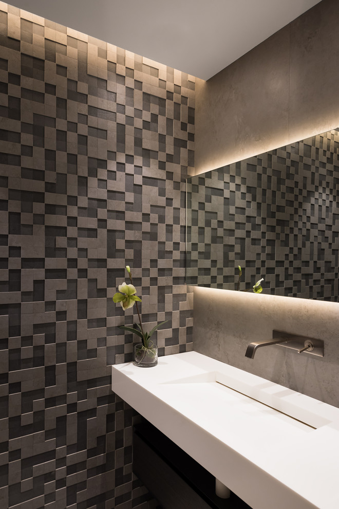 Пример оригинального дизайна: ванная комната в современном стиле с коричневой плиткой и монолитной раковиной