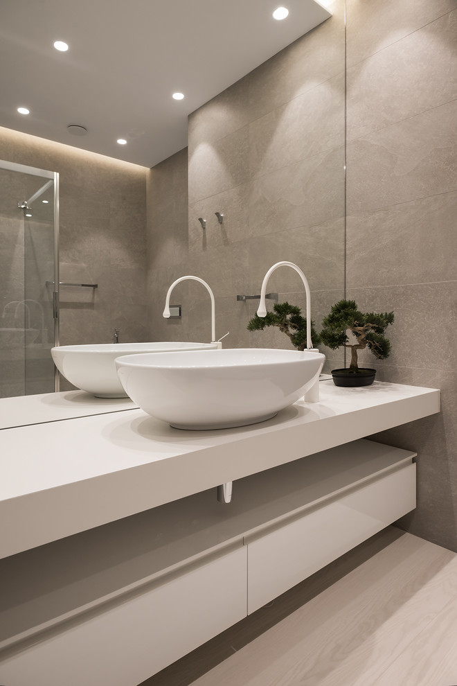 Diseño de cuarto de baño actual con lavabo sobreencimera