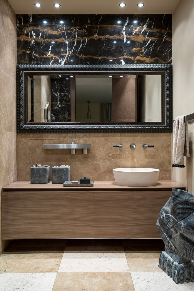 Immagine di una stanza da bagno con doccia contemporanea di medie dimensioni con ante lisce, ante in legno scuro, piastrelle beige, piastrelle in travertino, pavimento in travertino, top in legno, lavabo a bacinella, pavimento beige e top marrone