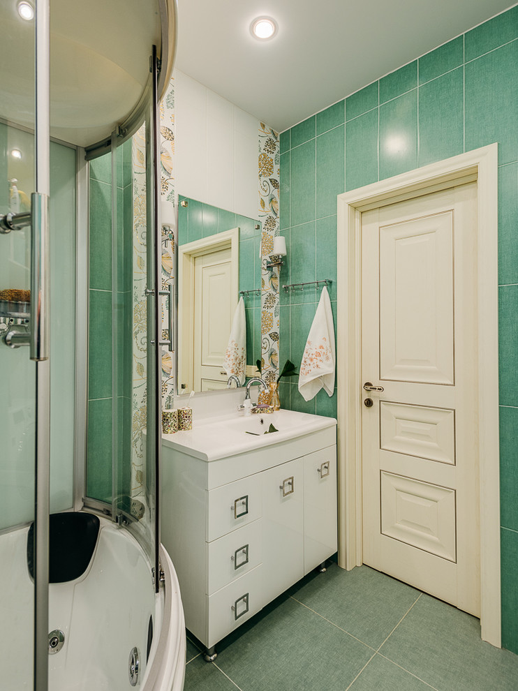 Kleines Modernes Duschbad mit flächenbündigen Schrankfronten, weißen Schränken, weißen Fliesen, grünen Fliesen, integriertem Waschbecken, Duschbadewanne, Keramikboden, grünem Boden und Schiebetür-Duschabtrennung in Moskau