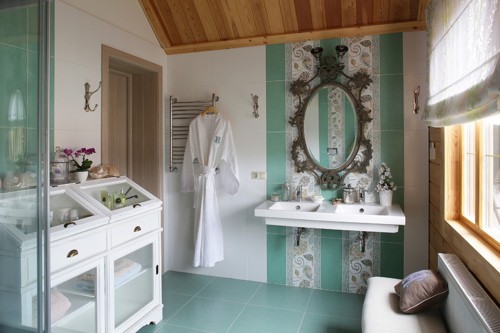 Foto på ett lantligt badrum, med ett väggmonterat handfat, luckor med glaspanel, vita skåp, flerfärgad kakel, keramikplattor, flerfärgade väggar och klinkergolv i keramik