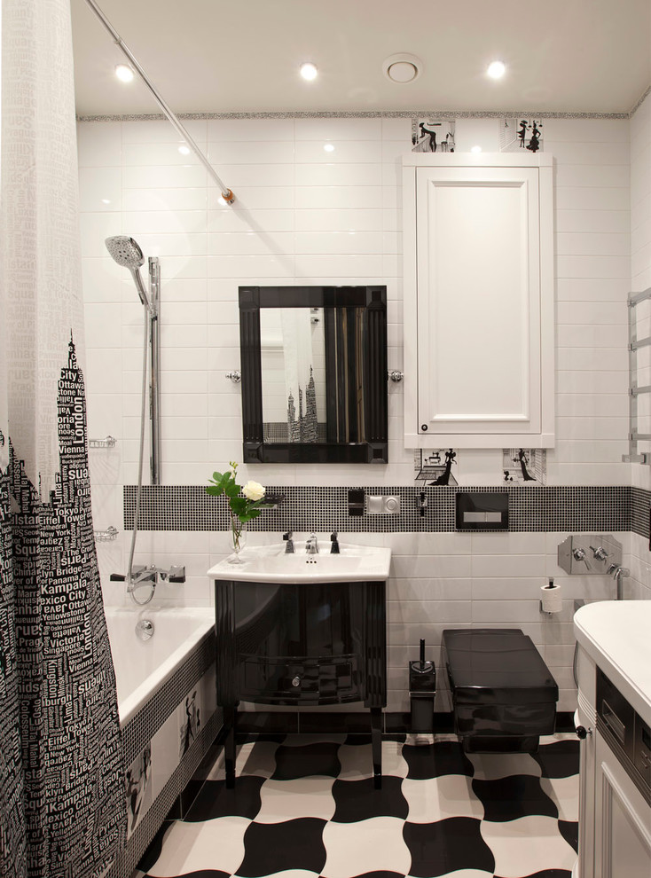 На фото: главная ванная комната в классическом стиле с черными фасадами, ванной в нише, душем над ванной, черно-белой плиткой, монолитной раковиной и шторкой для ванной