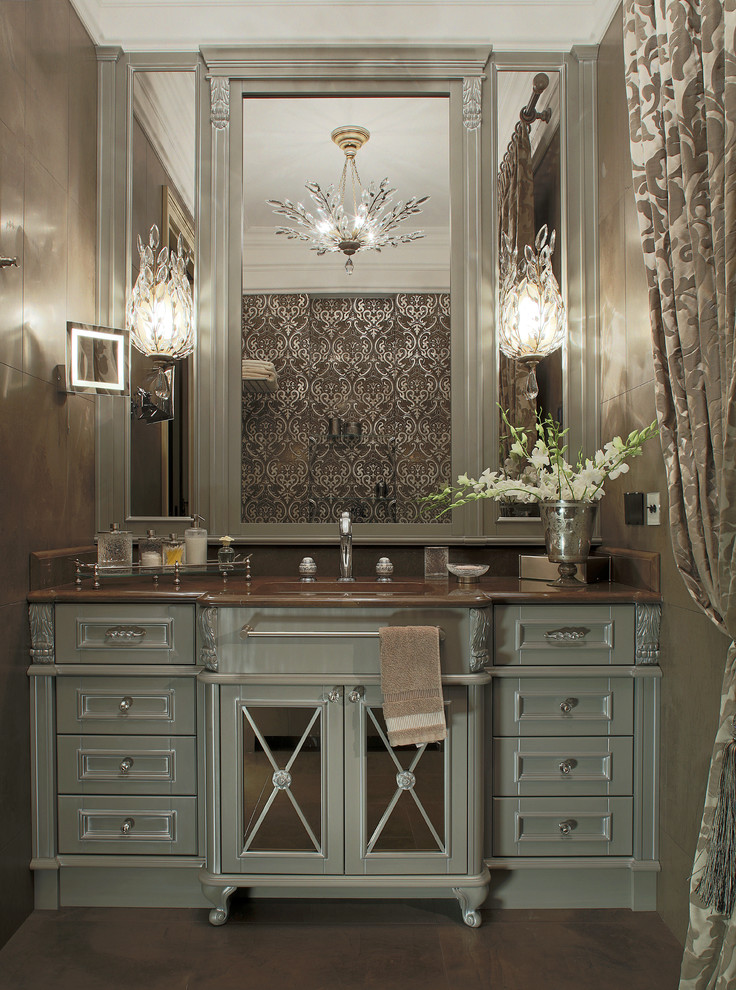На фото: ванная комната в классическом стиле с коричневой плиткой и врезной раковиной с