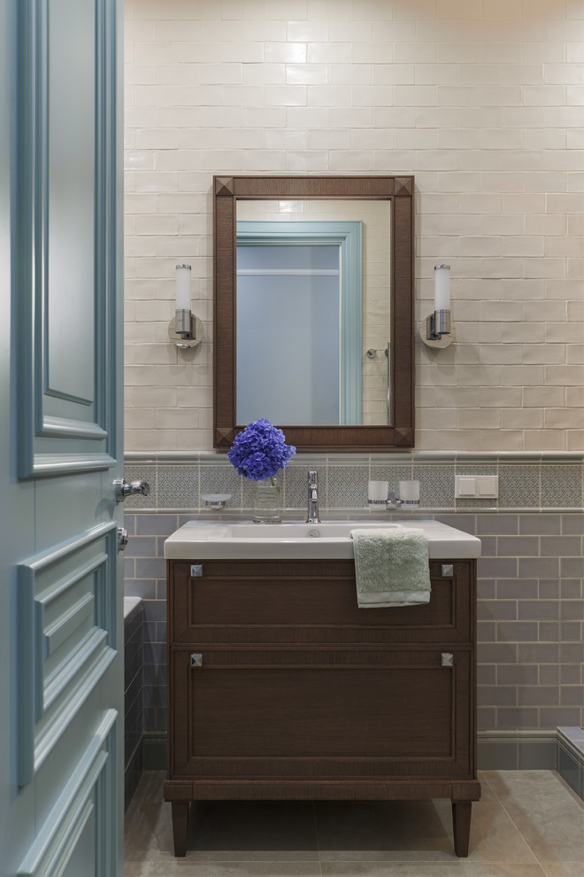Источник вдохновения для домашнего уюта: ванная комната в стиле неоклассика (современная классика) с темными деревянными фасадами, бежевой плиткой, серой плиткой, монолитной раковиной и бежевым полом