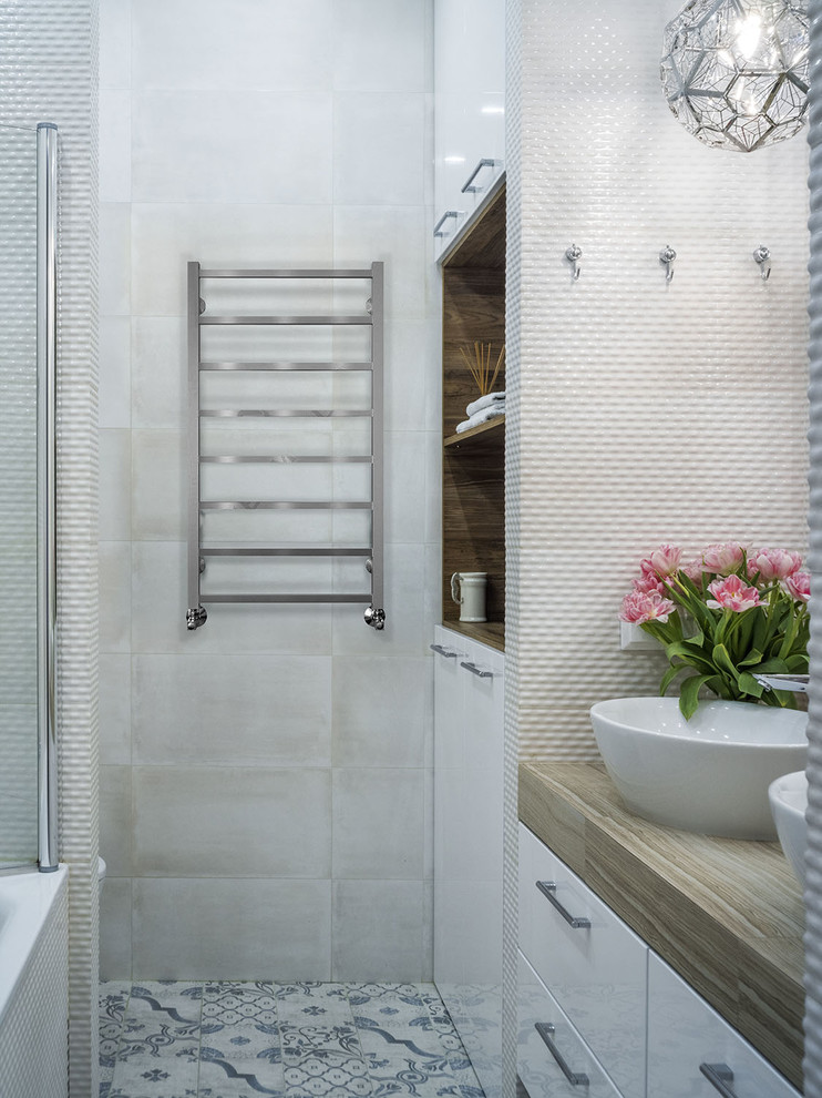Ejemplo de cuarto de baño principal contemporáneo con armarios con paneles lisos, puertas de armario blancas, lavabo sobreencimera, suelo gris, encimeras marrones y baldosas y/o azulejos grises