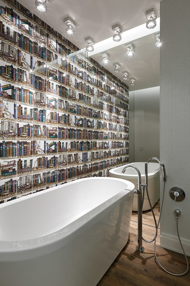 Идея дизайна: ванная комната среднего размера в современном стиле с отдельно стоящей ванной и разноцветными стенами