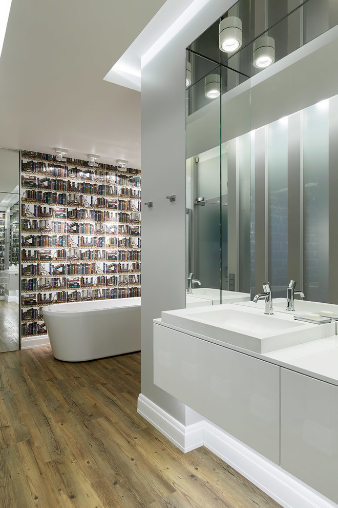 Idee per una stanza da bagno padronale minimal di medie dimensioni con vasca freestanding, ante lisce, ante bianche, piastrelle multicolore, pareti grigie, pavimento in linoleum e lavabo da incasso