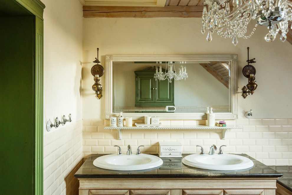 Пример оригинального дизайна: ванная комната в стиле фьюжн с бежевой плиткой, плиткой кабанчик, белыми стенами и накладной раковиной