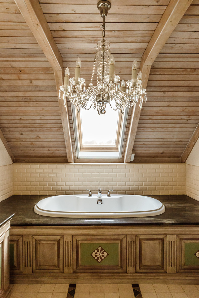 Esempio di una stanza da bagno padronale boho chic con vasca da incasso, piastrelle beige, piastrelle diamantate e pareti marroni