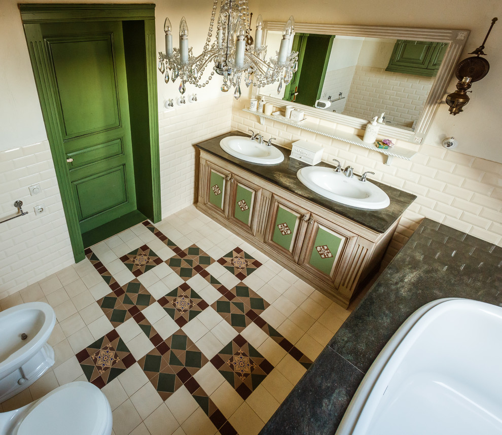Идея дизайна: главная ванная комната в стиле кантри с накладной ванной, биде, бежевой плиткой, плиткой кабанчик, белыми стенами, накладной раковиной и разноцветным полом