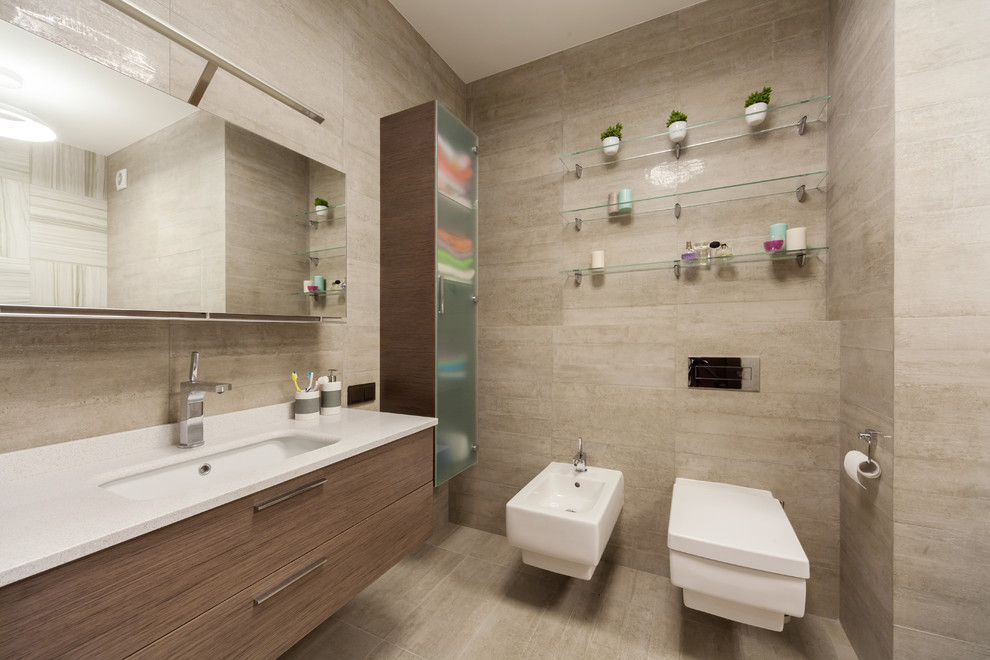 Modernes Badezimmer En Suite mit flächenbündigen Schrankfronten, hellbraunen Holzschränken, Bidet, beigen Fliesen und Unterbauwaschbecken in Moskau