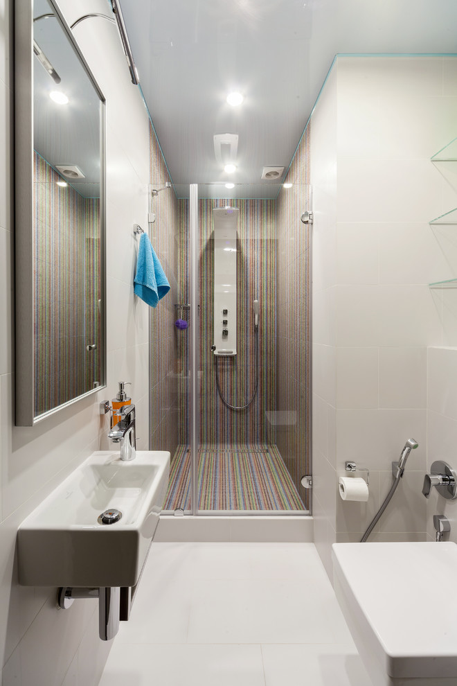 Пример оригинального дизайна: ванная комната в современном стиле с душем в нише, разноцветной плиткой, душевой кабиной, подвесной раковиной, белыми стенами и душем с распашными дверями