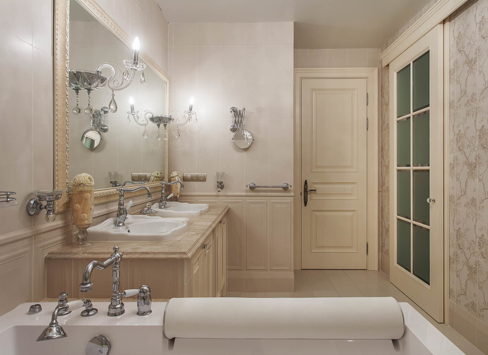 Diseño de cuarto de baño principal tradicional con armarios con paneles con relieve, puertas de armario beige, bañera encastrada sin remate, baldosas y/o azulejos beige, paredes beige y lavabo encastrado