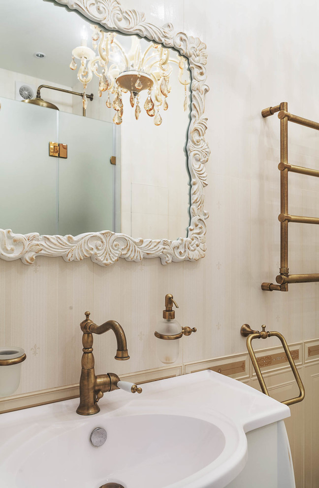 Klassisches Duschbad mit beigen Fliesen und beiger Wandfarbe in Moskau