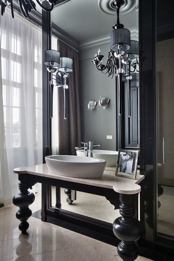 Стильный дизайн: ванная комната в классическом стиле с настольной раковиной - последний тренд