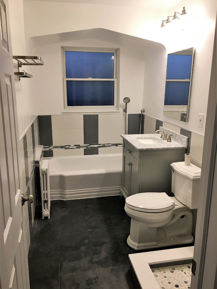 На фото: ванная комната в стиле неоклассика (современная классика) с разноцветной плиткой, белыми стенами и черным полом