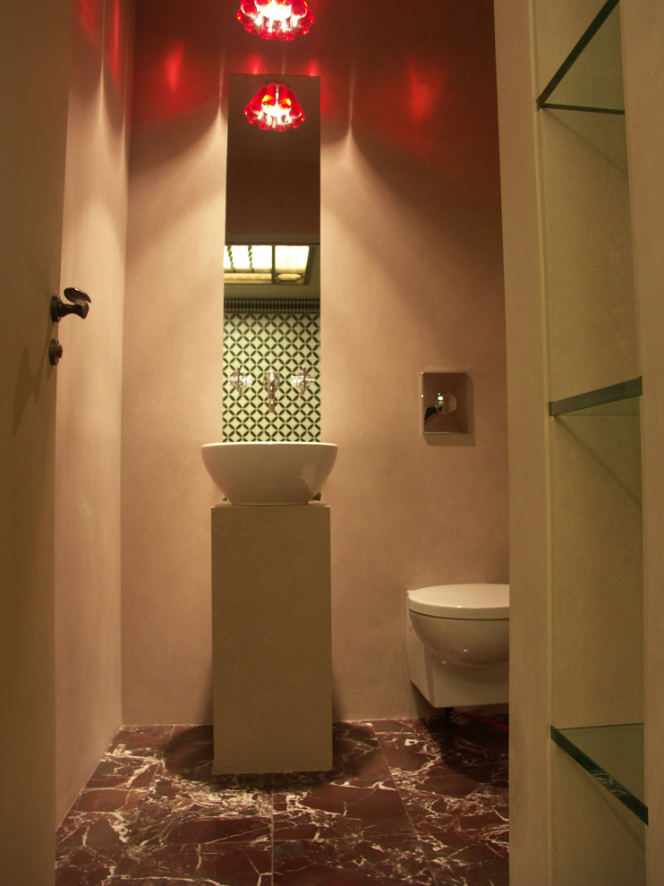 На фото: маленькая детская ванная комната в стиле фьюжн с угловым душем, инсталляцией, белыми стенами, мраморным полом, настольной раковиной, красным полом и бежевой столешницей для на участке и в саду с