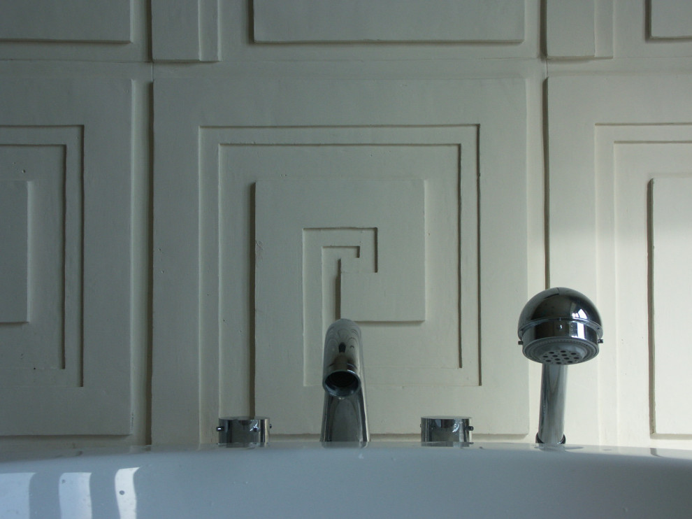 Bild på ett stort eklektiskt en-suite badrum, med ett undermonterat badkar, en hörndusch, vita väggar, mellanmörkt trägolv och gult golv