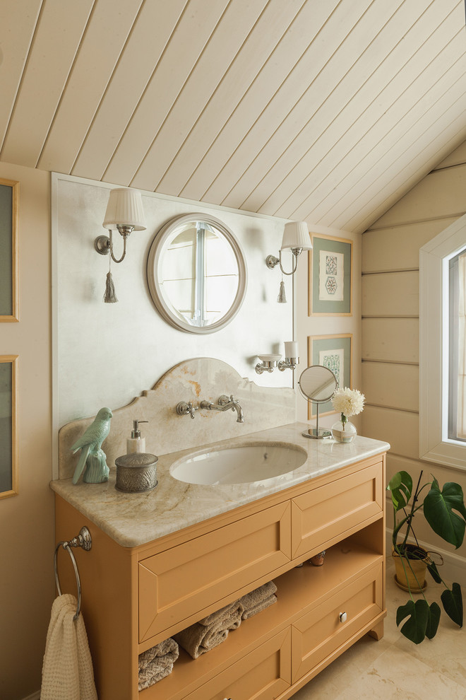 На фото: ванная комната среднего размера в стиле кантри с фасадами с утопленной филенкой, бежевыми стенами и врезной раковиной