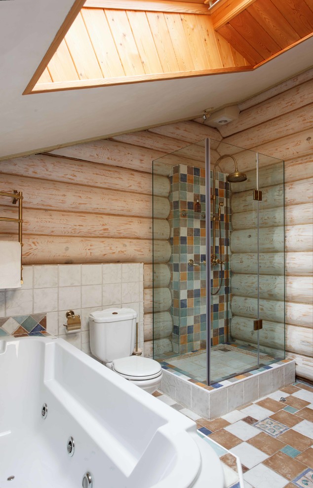 Пример оригинального дизайна: ванная комната среднего размера в стиле кантри с разноцветной плиткой, керамогранитной плиткой, полом из керамической плитки, гидромассажной ванной, угловым душем, раздельным унитазом, бежевыми стенами и душем с распашными дверями