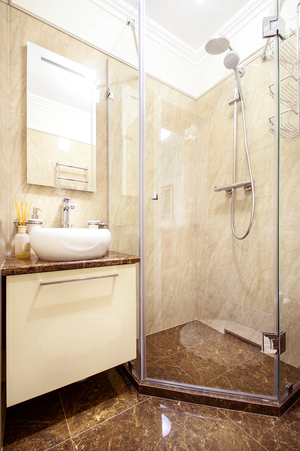 Пример оригинального дизайна: ванная комната в современном стиле с угловым душем и настольной раковиной
