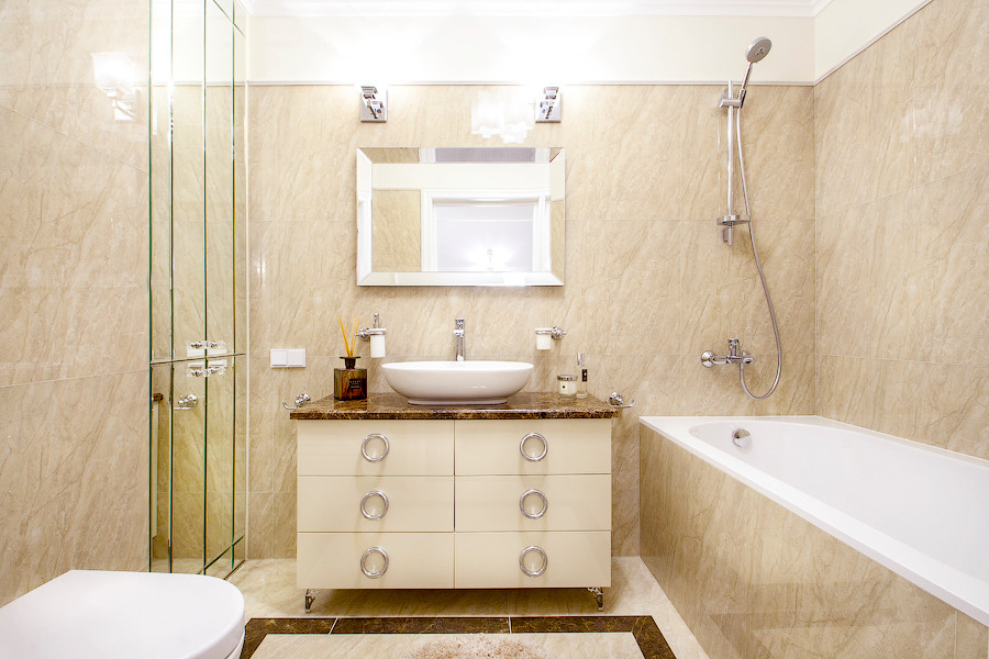Foto di una stanza da bagno contemporanea con vasca ad alcova, vasca/doccia, lavabo a bacinella, WC sospeso, ante lisce, ante beige e piastrelle beige