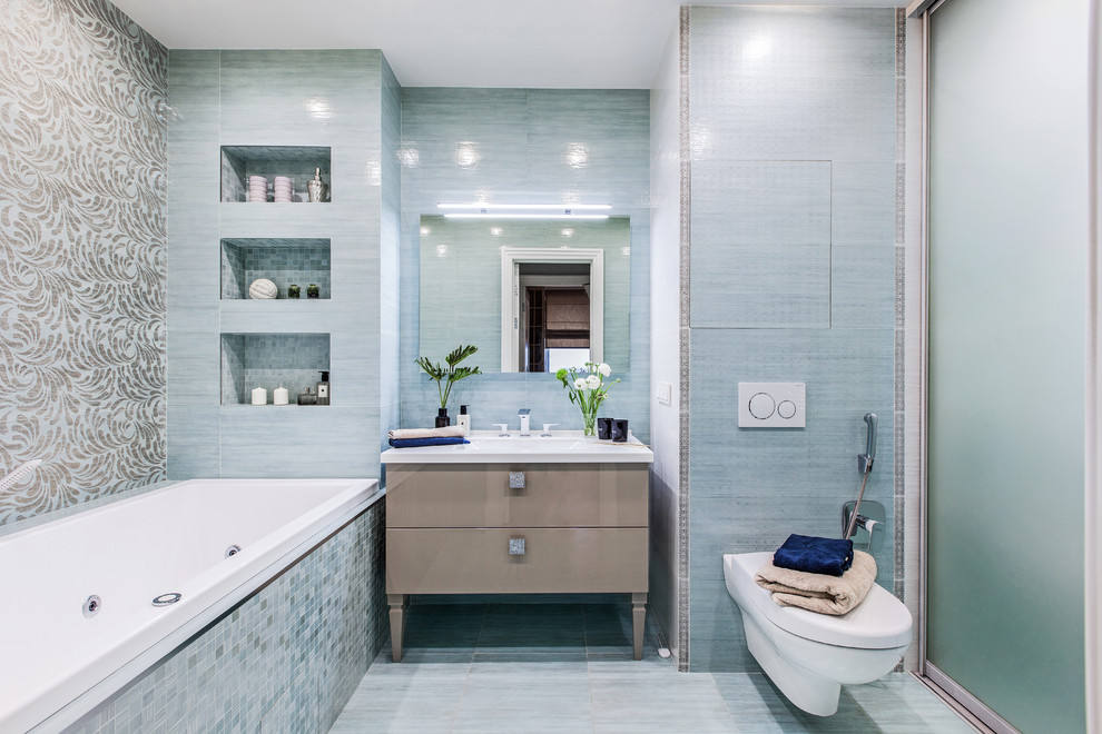 Idee per una stanza da bagno con doccia tradizionale con consolle stile comò, ante beige, vasca da incasso, doccia alcova, WC sospeso, pareti blu, porta doccia scorrevole e top bianco