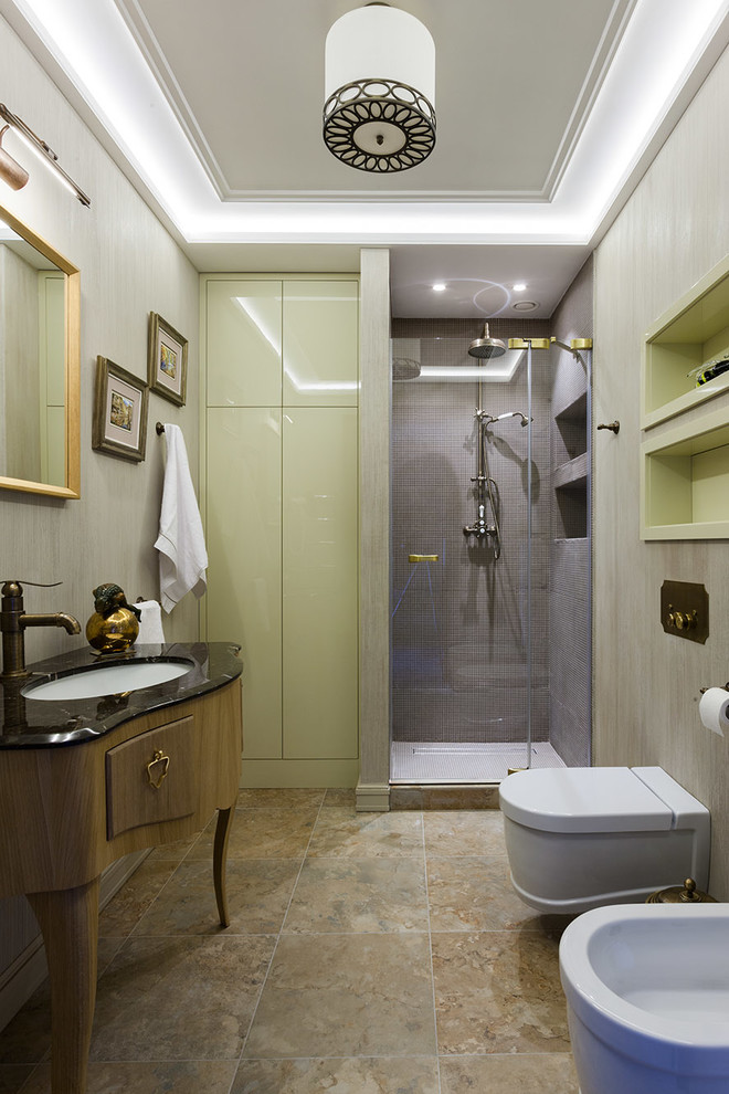 Modernes Duschbad mit hellbraunen Holzschränken, Duschnische, Wandtoilette, Unterbauwaschbecken, beigem Boden, grauen Fliesen, beiger Wandfarbe und flächenbündigen Schrankfronten in Moskau