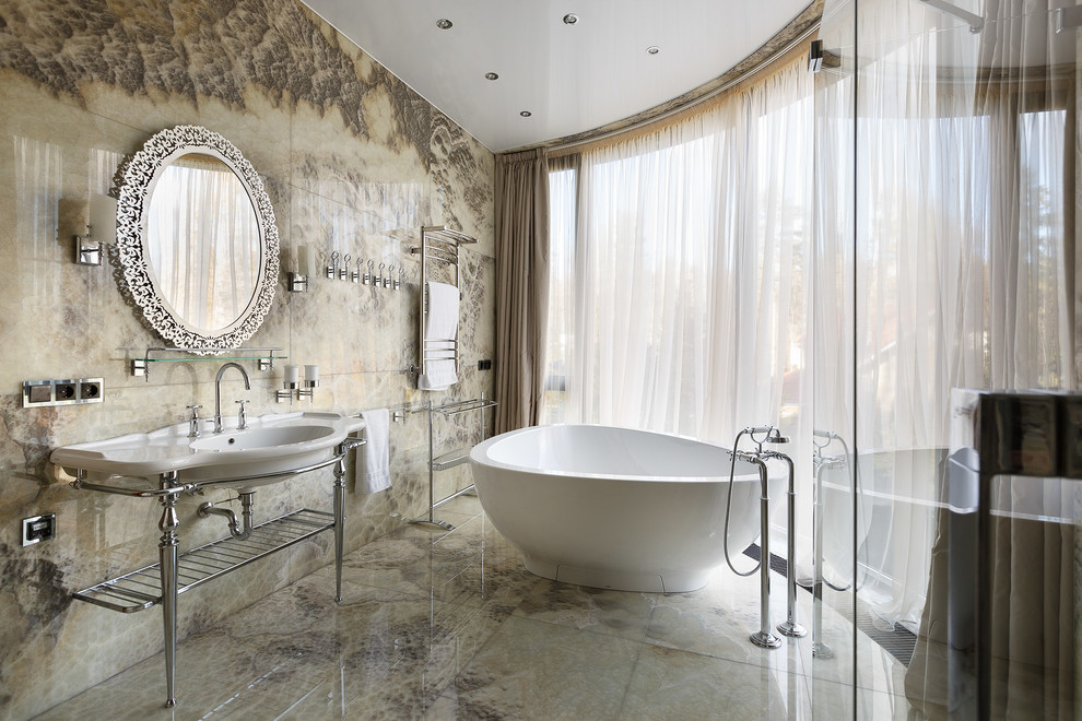 Inspiration för klassiska badrum, med ett fristående badkar och ett konsol handfat