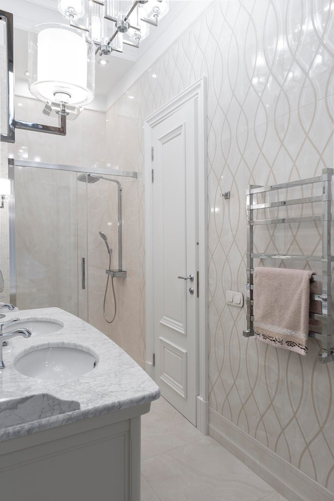 Inspiration för ett mellanstort vintage vit vitt badrum med dusch, med luckor med infälld panel, beige skåp, vit kakel, porslinskakel, vita väggar, klinkergolv i porslin, marmorbänkskiva och beiget golv