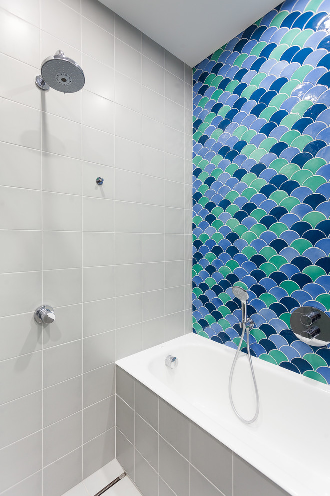 Стильный дизайн: главная ванная комната среднего размера в современном стиле с ванной в нише, открытым душем, синей плиткой и серой плиткой - последний тренд