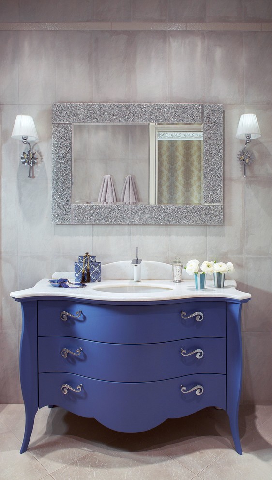 Стильный дизайн: главная ванная комната среднего размера в классическом стиле с плоскими фасадами, фиолетовыми фасадами, ванной в нише, инсталляцией, серой плиткой, керамогранитной плиткой, серыми стенами, полом из керамогранита, врезной раковиной, мраморной столешницей, серым полом и белой столешницей - последний тренд