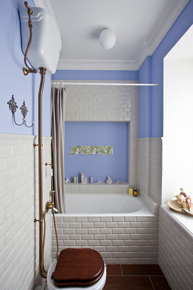 На фото: главная ванная комната в классическом стиле с душем над ванной, раздельным унитазом, белой плиткой, плиткой кабанчик, фиолетовыми стенами и ванной в нише