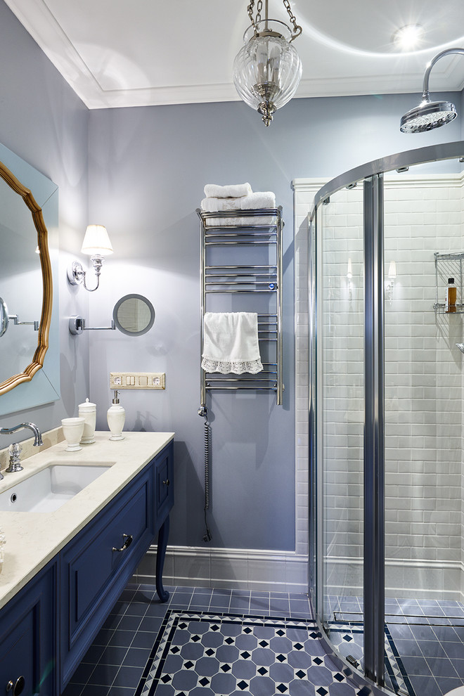 Inspiration för ett vintage badrum med dusch, med luckor med upphöjd panel, blå skåp, en hörndusch, grå kakel, grå väggar, ett undermonterad handfat och dusch med skjutdörr