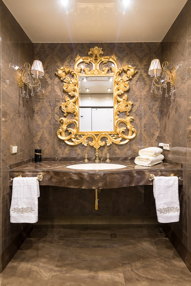 На фото: ванная комната в классическом стиле с коричневыми стенами, врезной раковиной, коричневым полом и коричневой столешницей