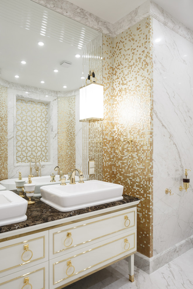 Inspiration för klassiska en-suite badrum, med släta luckor, vita skåp, vit kakel, gul kakel, ett fristående handfat och vitt golv