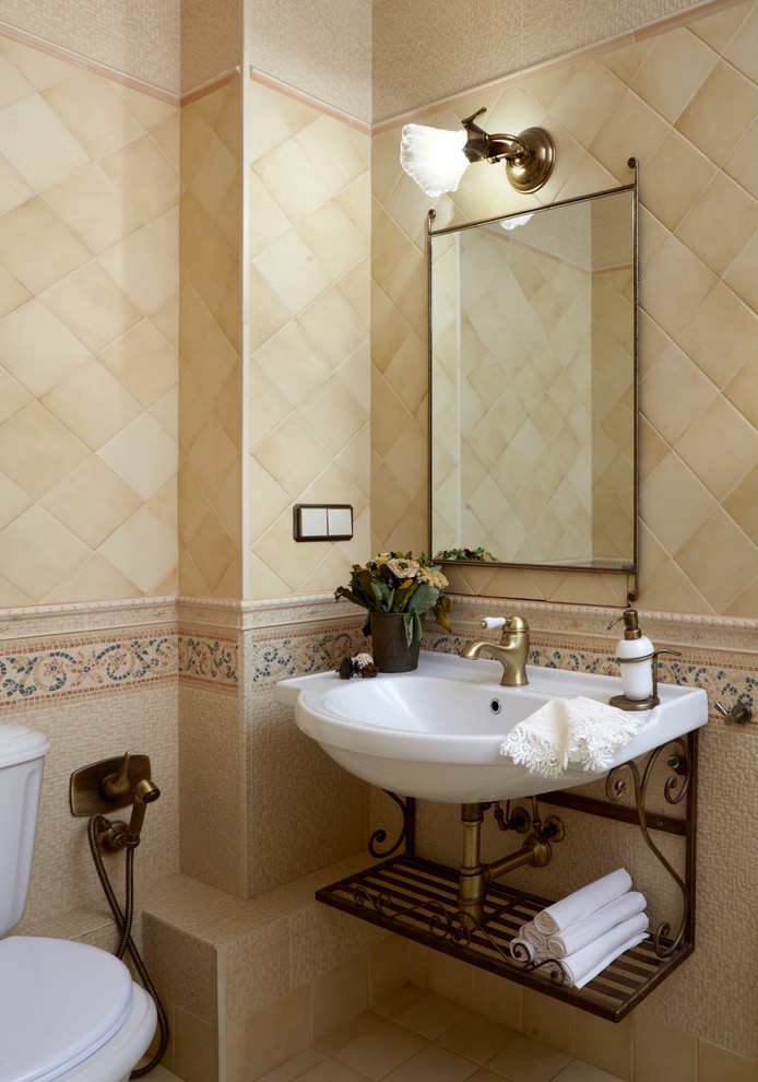 Источник вдохновения для домашнего уюта: ванная комната в классическом стиле с бежевой плиткой и подвесной раковиной