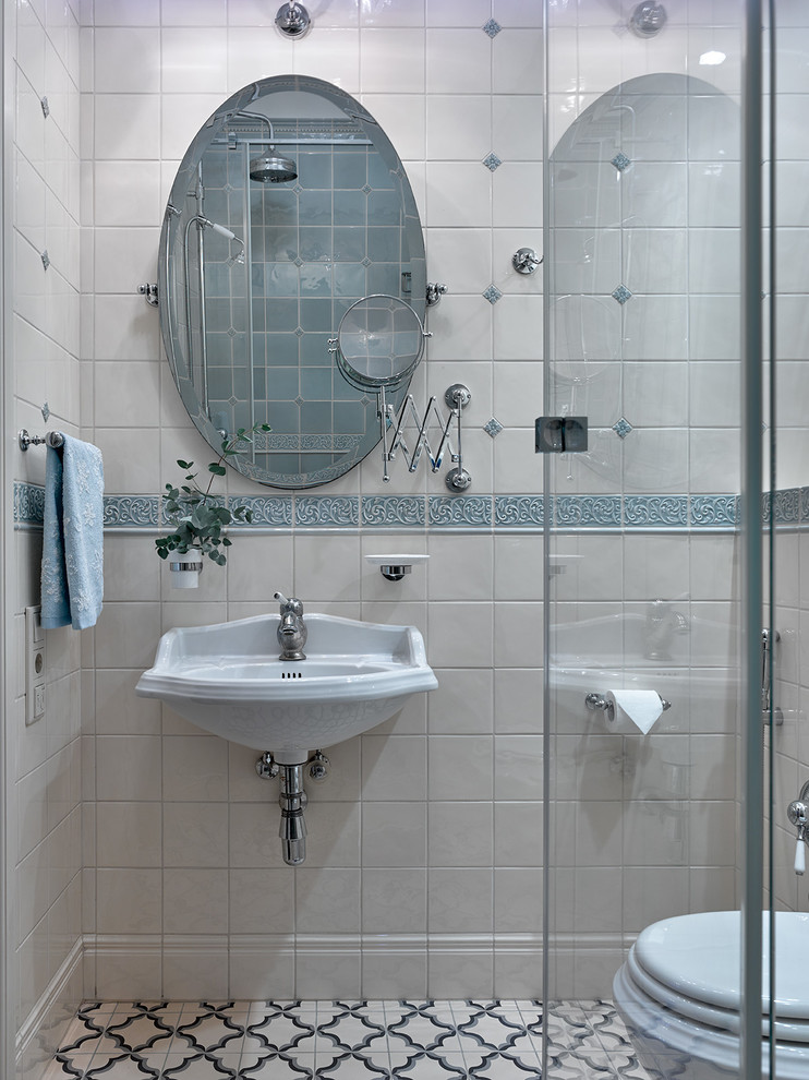 モスクワにある小さなトラディショナルスタイルのおしゃれなバスルーム (浴槽なし) (壁付け型シンク、ベージュのタイル、青いタイル、マルチカラーのタイル、マルチカラーの床) の写真