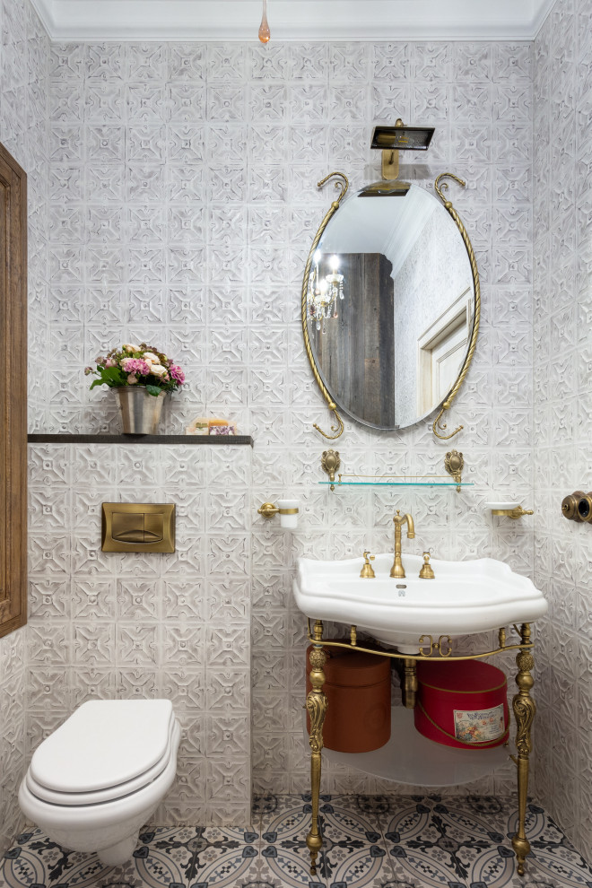 Diseño de cuarto de baño único campestre con baldosas y/o azulejos blancos, lavabo tipo consola, suelo multicolor y sanitario de pared